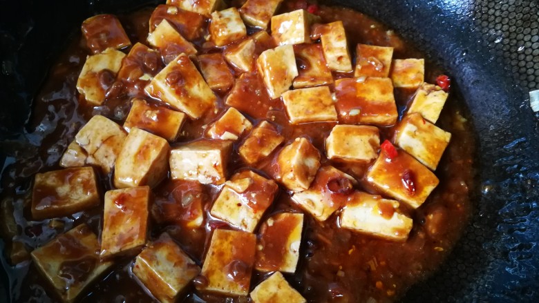 #懒人料理#家常烧豆腐（黄豆酱版）,炒好了，大概用了六七分钟时间，整个过程，从准备食材到装盘。
