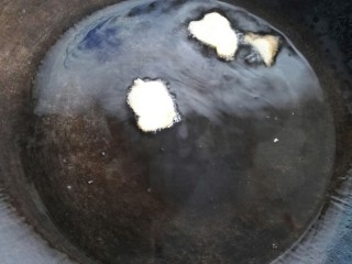 鲫鱼汤,锅内放入生姜和油烧热，锅底可用生姜擦拭可以避免粘锅
