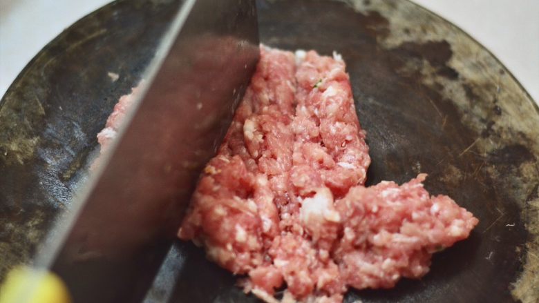 肉末蒸蛋,将猪肉切丝再剁成肉末。