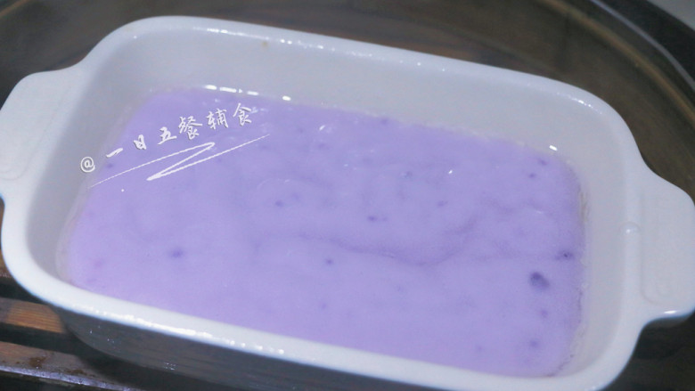 牛奶大米糕 宝宝辅食，大米粉+鸡蛋+紫薯粉,开盖看表面凝结了再倒一层紫薯米糊，大火蒸8分钟。
🌻小贴士：揭盖之前，先倒半碗冷水进去，以防烫手！