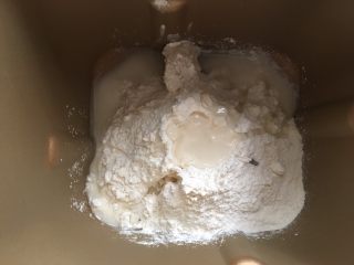 肉松麻薯蛋黄酥,先把水油皮材料放入面包机筒开启一个imix程序，揉成光滑的面团