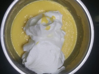 原味戚风蛋糕,取1/3蛋白糊到蛋黄糊中切拌均匀