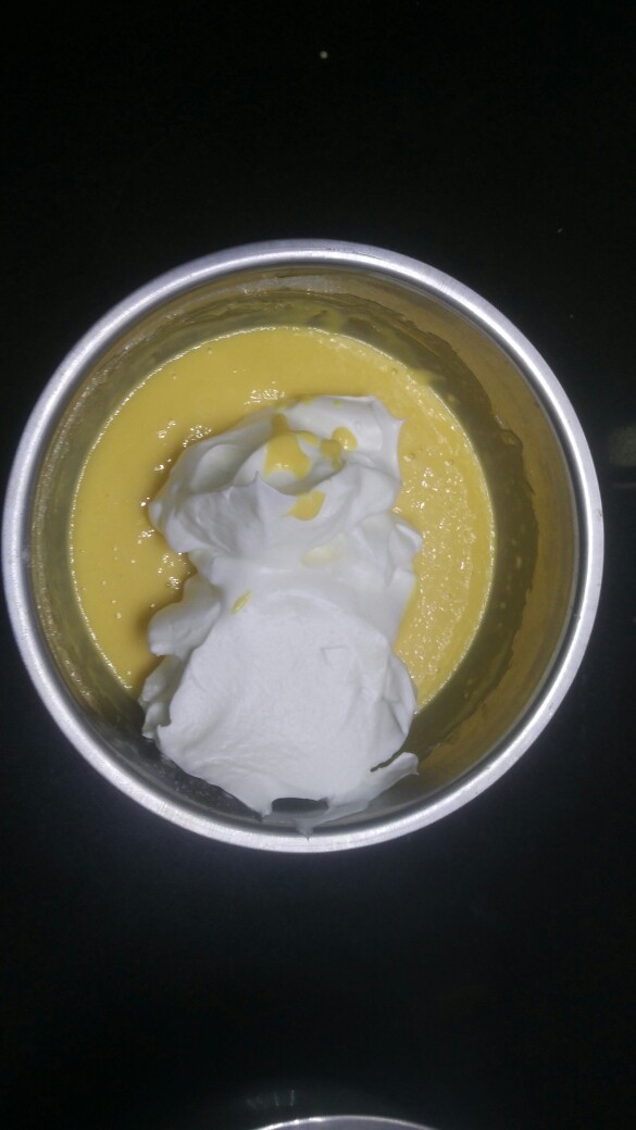 原味戚风蛋糕,取1/3蛋白糊到蛋黄糊中切拌均匀