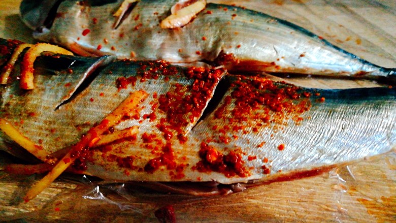 香烤马鲛鱼🐠,取出鱼 在鱼侧面划两刀