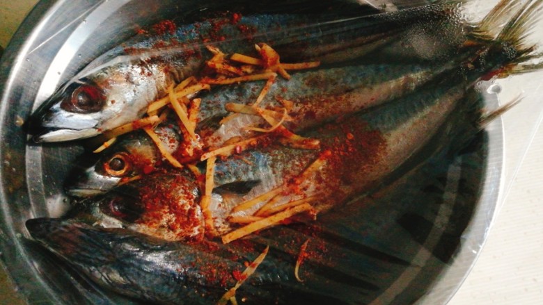 香烤马鲛鱼🐠,用保鲜膜蒙住放入冰箱至少1小时