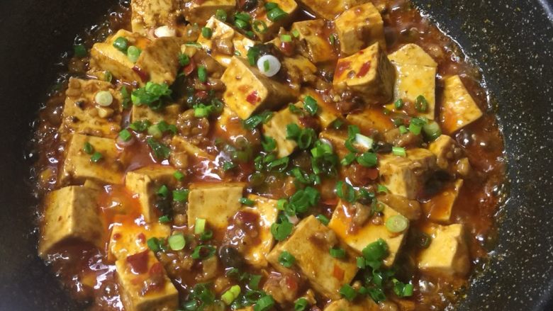 #懒人料理#肉末豆腐,最后撒上葱花。