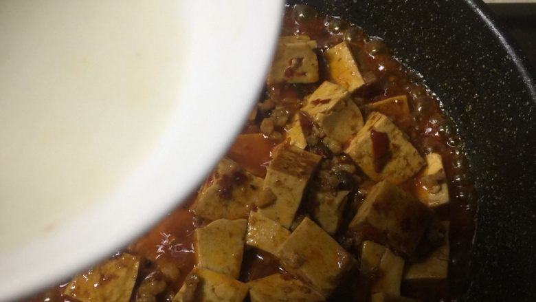 #懒人料理#肉末豆腐,加入淀粉水煮一分钟。