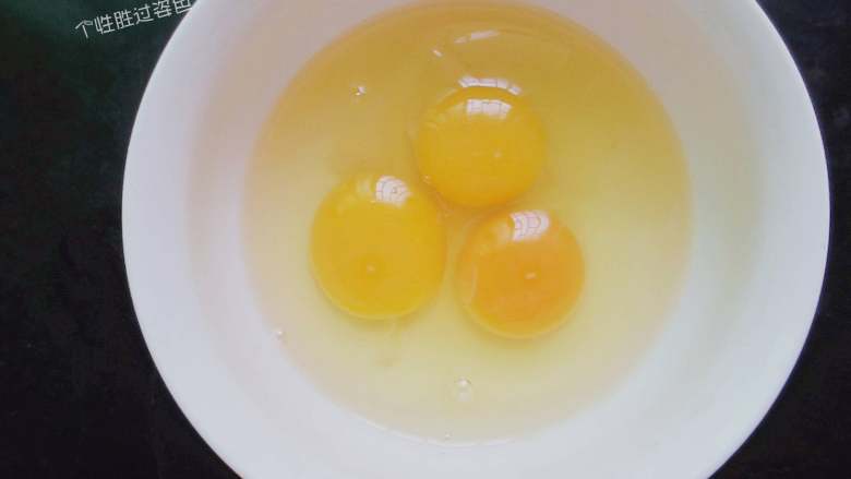 平菇炒鸡蛋,鸡蛋打入碗中