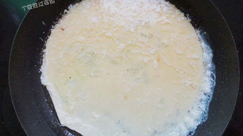 平菇炒鸡蛋,热锅凉油，倒入鸡蛋液， 煎至定型