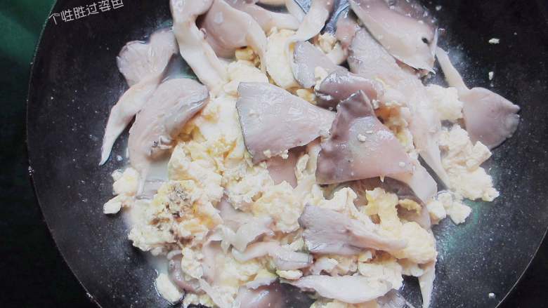 平菇炒鸡蛋, 加入少许鸡精翻炒均匀即可出锅