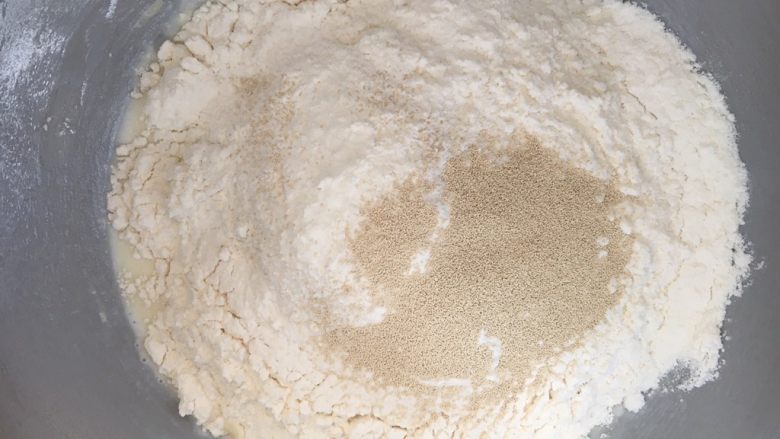 麦麸炼乳吐司,中种材料先揉成面团