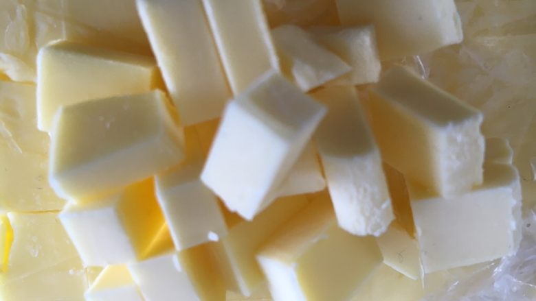 麦麸炼乳吐司,揉成光滑的面团后加入软化的黄油继续揉面