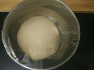 奶油奶酪面包,取出放入碗中，盖保鲜膜发酵到两倍大小