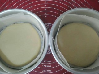 奶油奶酪面包,放入垫了油纸的戚风模具中，入烤箱二次发酵到两倍大小