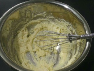 奶油奶酪面包,奶油奶酪室温软化后搅打顺滑