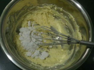奶油奶酪面包,加入糖粉拌匀