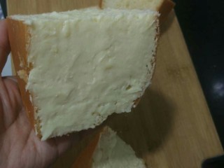 奶油奶酪面包,两个切面也涂满奶油奶酪馅料