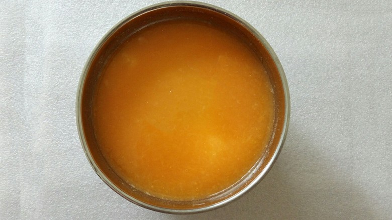 橙汁玉米面饼,把橙汁、<a style='color:red;display:inline-block;' href='/shicai/ 3729'>白糖</a>放入混合面粉中，橙汁分3次加入，以免加太多，事实上只用了少部分