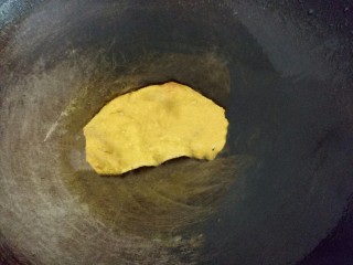 橙汁玉米面饼,油热后把饼放入，泛黄时翻面，两面煎成金黄色即可