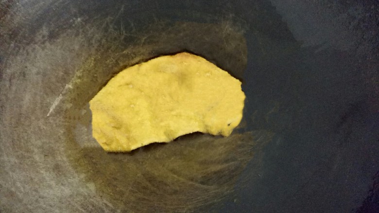 橙汁玉米面饼,油热后把饼放入，泛黄时翻面，两面煎成金黄色即可
