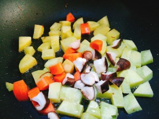 一个人的美食～黑椒鸡丁饭,下香菇丁 加少许盐 翻炒至胡萝卜断生盛出