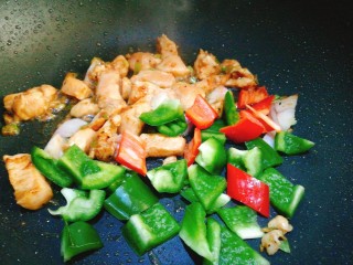 一个人的美食～黑椒鸡丁饭,鸡肉炒变色后加入青红椒