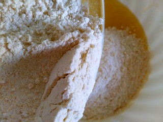 美味茶点——粗粮炉果,将过筛的混合面粉倒入上述蛋液中