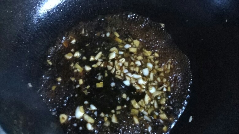 虎皮尖椒（家常版）,锅中放一点油爆香蒜后倒入调好的汁，大火至汁稠