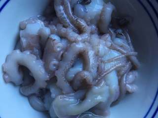 一锅出海鲜烩,处理海鲜：
小章鱼去除内脏，切大块，放冰箱。
