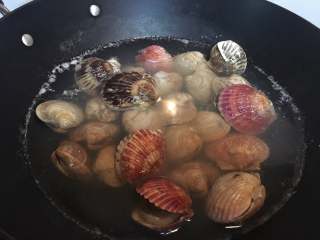 一锅出海鲜烩,开水锅中加入小扇贝和花蛤，不用加盖。