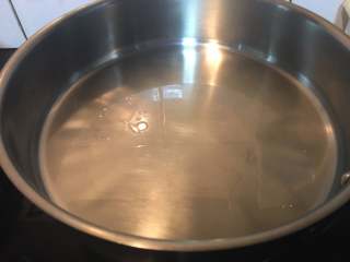一锅出海鲜烩,另取一口大的平底锅，热锅，加3汤匙油。