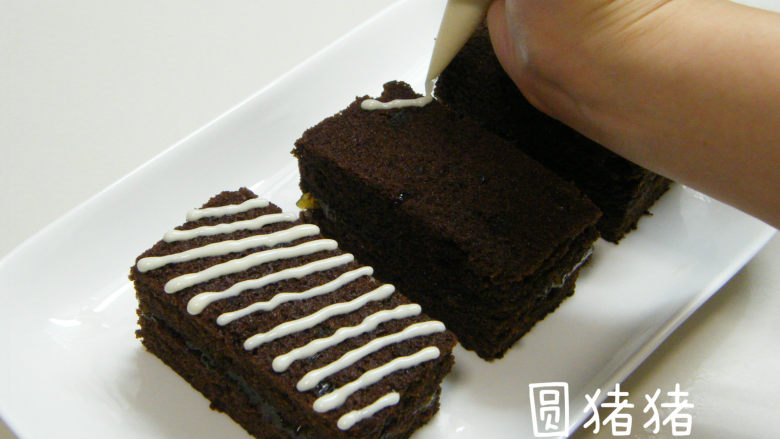 香醇巧克力蛋糕,再在表面用溶化的白色巧克力画线装饰即可。
