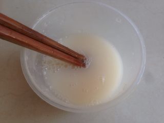 一次发酵馒头,酵母溶于温水里，水量依面粉吸水量而定，我这次用的是石磨面粉，比往常用的中筋面粉更吸水，所以加多了一点点水