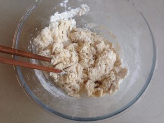 一次发酵馒头,一边倒，一边用筷子将面粉搅拌，拌成絮状