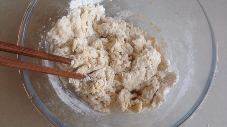 一次发酵馒头,一边倒，一边用筷子将面粉搅拌，拌成絮状