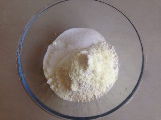 一次发酵馒头,盆里装入面粉，奶粉和糖