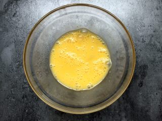 吃掉一朵花+一朵花豆腐,将鸡蛋加适量盐打散调匀。