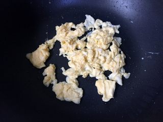 吃掉一朵花+一朵花豆腐,用刚刚煎豆腐锅里剩的油炒鸡蛋，不要炒太老。
