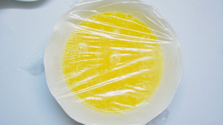 肉末蒸蛋,将鸡蛋液倒3分之二到大碗中盖上保鲜膜先蒸至凝固。