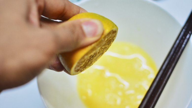 肉末蒸蛋,挤入橙汁加倒入温水搅匀备用。
