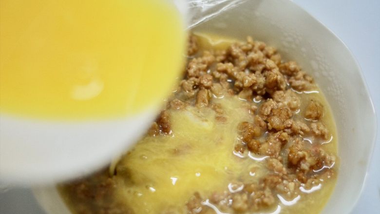肉末蒸蛋,将炒好的肉末均铺到凝固的蒸蛋上，再倒入剩下的所有鸡蛋液盖上保鲜膜上锅再蒸20分钟便可。