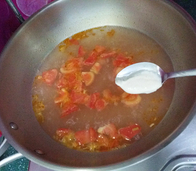 #懒人料理#番茄鸡蛋疙瘩汤,再不断用调羹挖取少许面糊丢至汤中、不要搅动