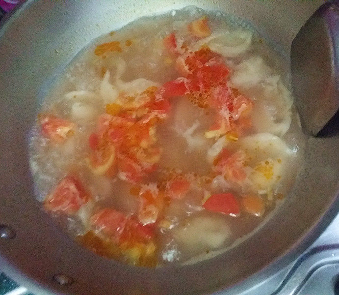 #懒人料理#番茄鸡蛋疙瘩汤,待面糊变色凝固、就变成一个个小面疙瘩了，此时再用锅馋沿锅边轻轻推动面疙瘩、以防互相粘连和粘锅