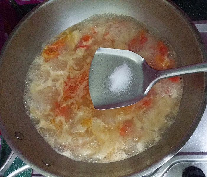 #懒人料理#番茄鸡蛋疙瘩汤,加盖大火、像煮饺子一样、待面疙瘩浮起后加食盐调味