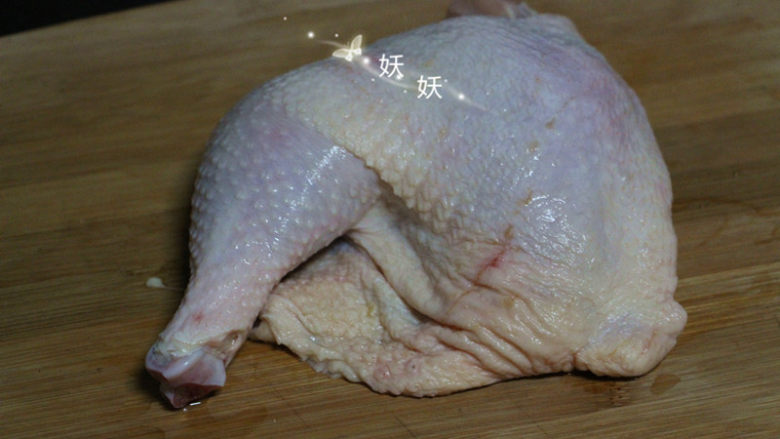 黑乐砂锅烤鸡腿儿,鸡腿一个，处理干净，认真清洗下。