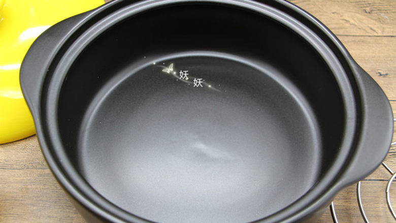 黑乐砂锅烤鸡腿儿,拿出我们的新黑乐砂锅，用干净的纸巾擦一擦即可，不要挨水