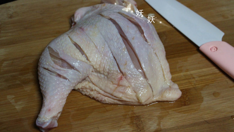 黑乐砂锅烤鸡腿儿,鸡腿上划上几刀。