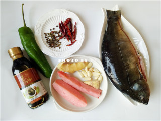红烧鱼,备好食材：镜鱼，酸萝卜，青椒，老姜，仔姜，大蒜，干辣椒，花椒；