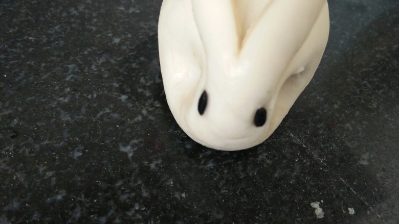 小白兔馒头,黑米或黑芝麻贴眼睛