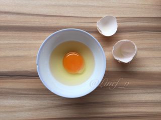 牛油果焗蛋,鸡蛋打入碗中（一个牛油果用不了一个鸡蛋，建议可用鹌鹑蛋代替）
